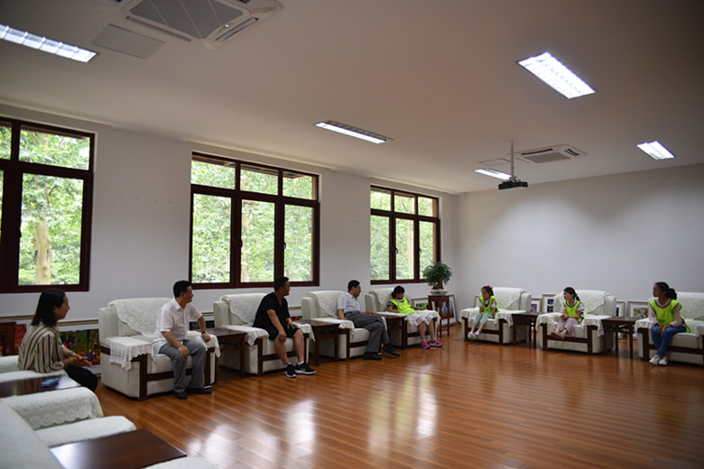 科技夏令营来了几位特殊小营员