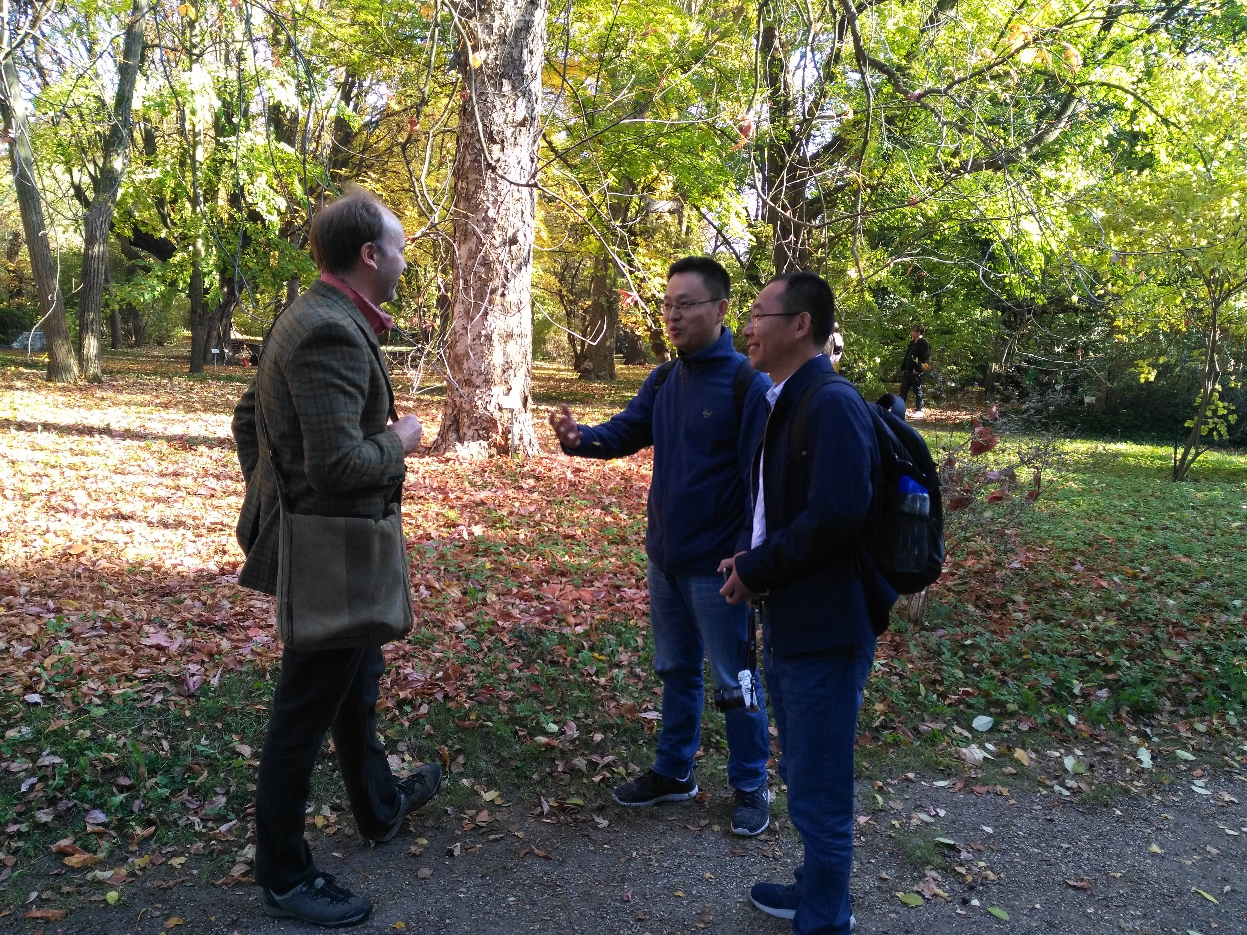 与洪堡树木园主任交流.jpg 与洪堡树木园主任交流.jpg