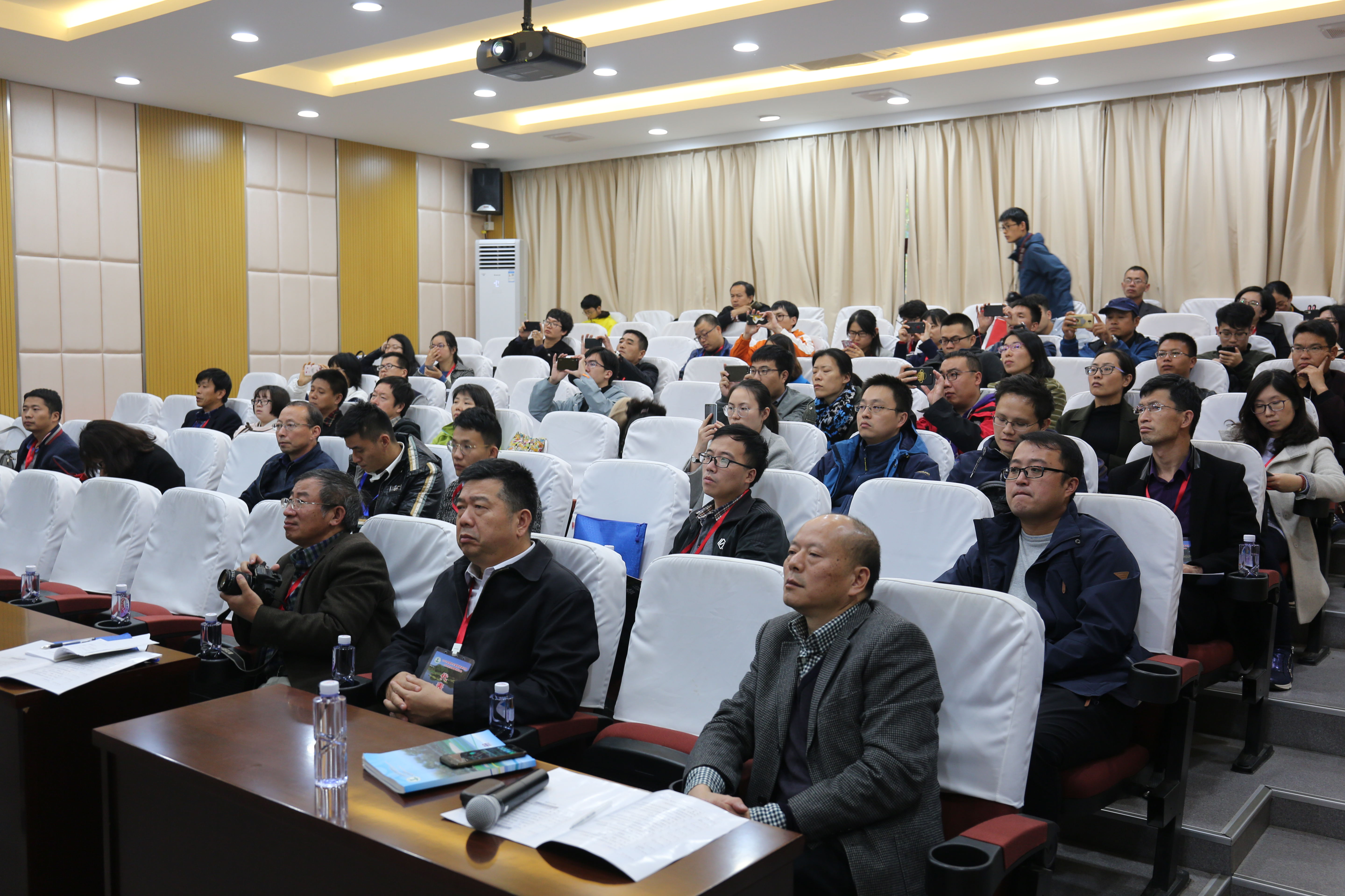 分会场报告1.jpg 分会场报告1.jpg