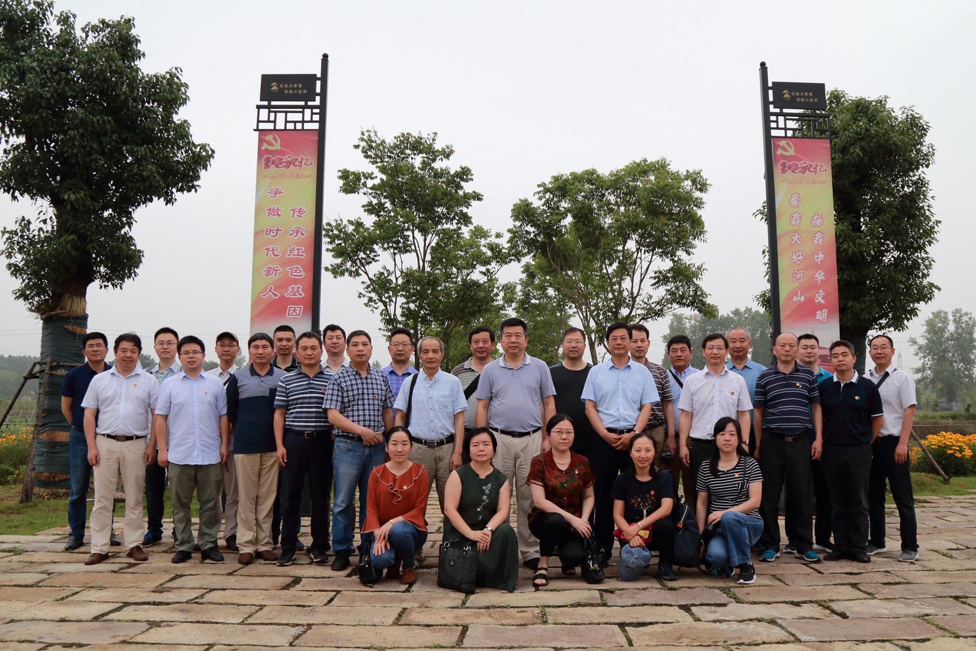 合影_副本.jpg 合影_副本.jpg