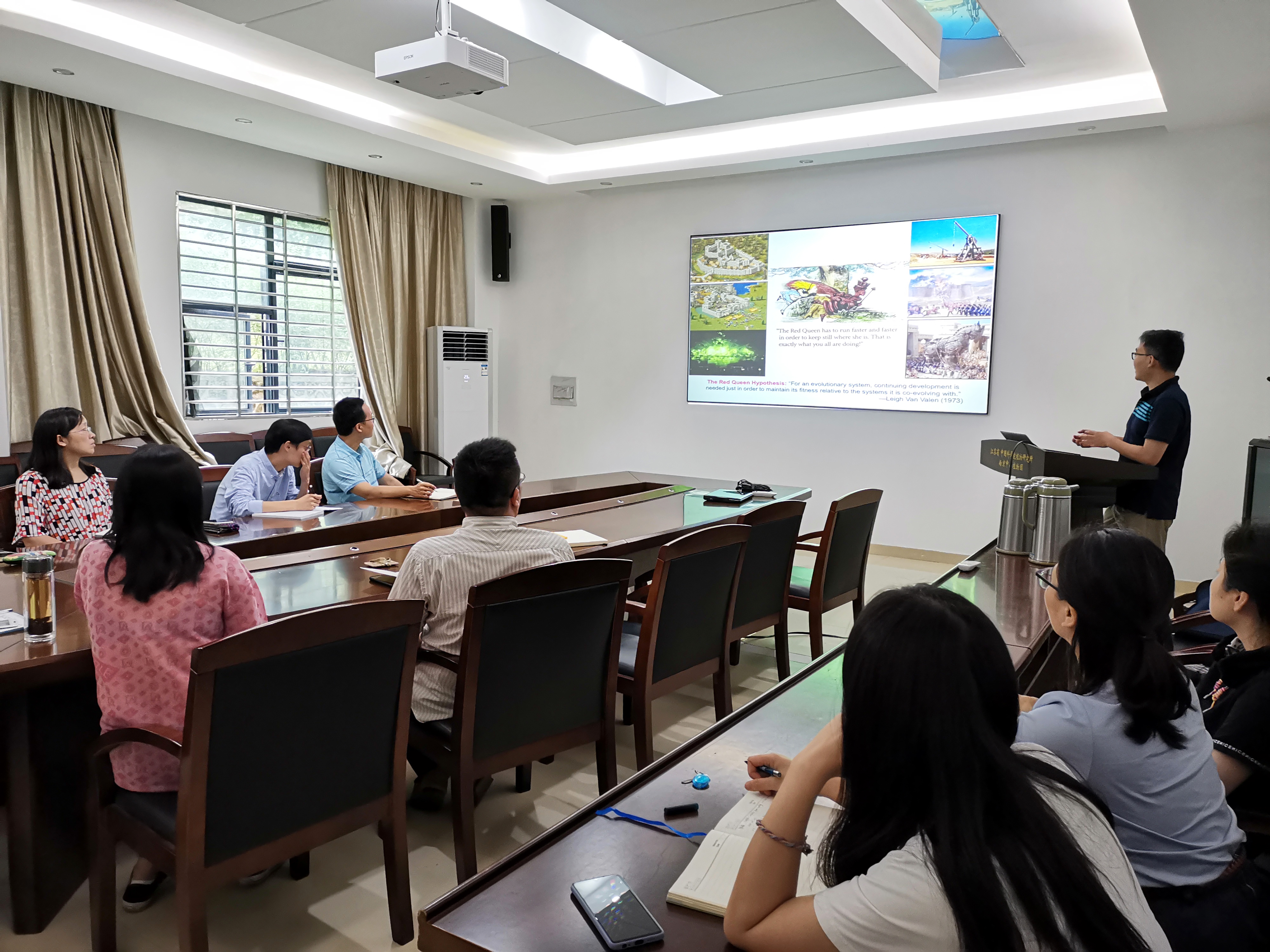 天然产物化学研究中心举办学术报告会