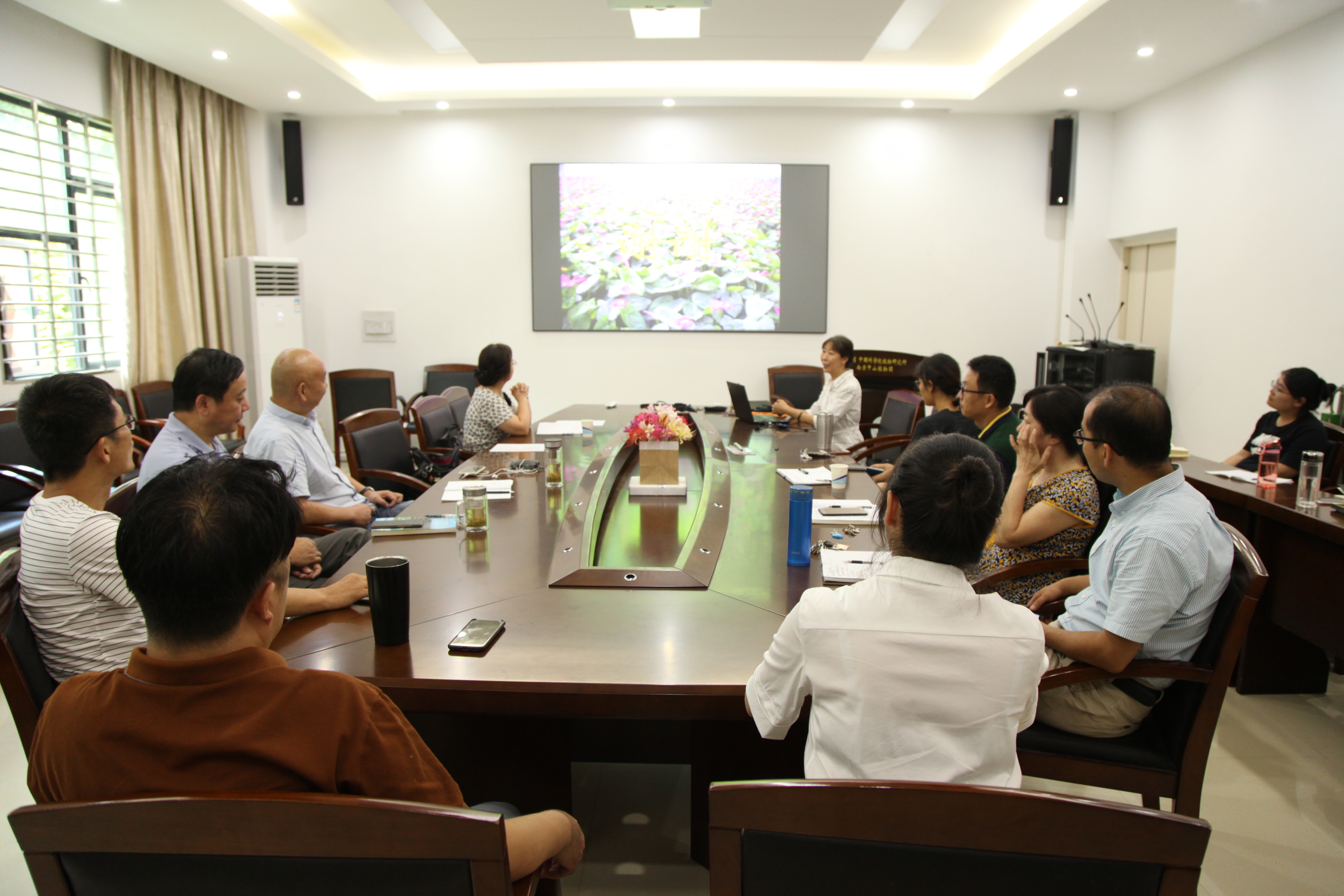 草业研究中心和观赏植物研究中心联合举办专题报告会
