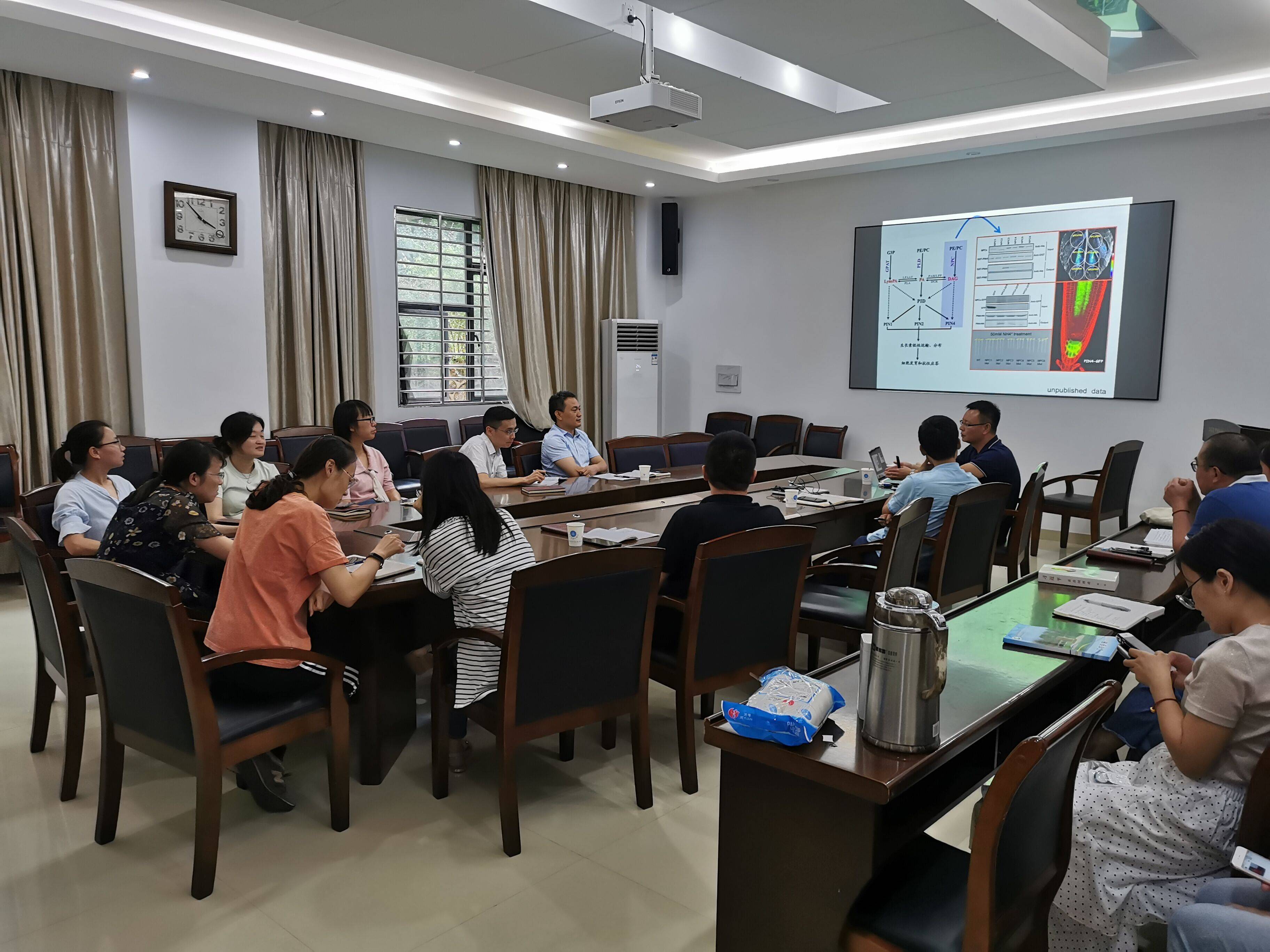 天然产物化学研究中心举办学术报告