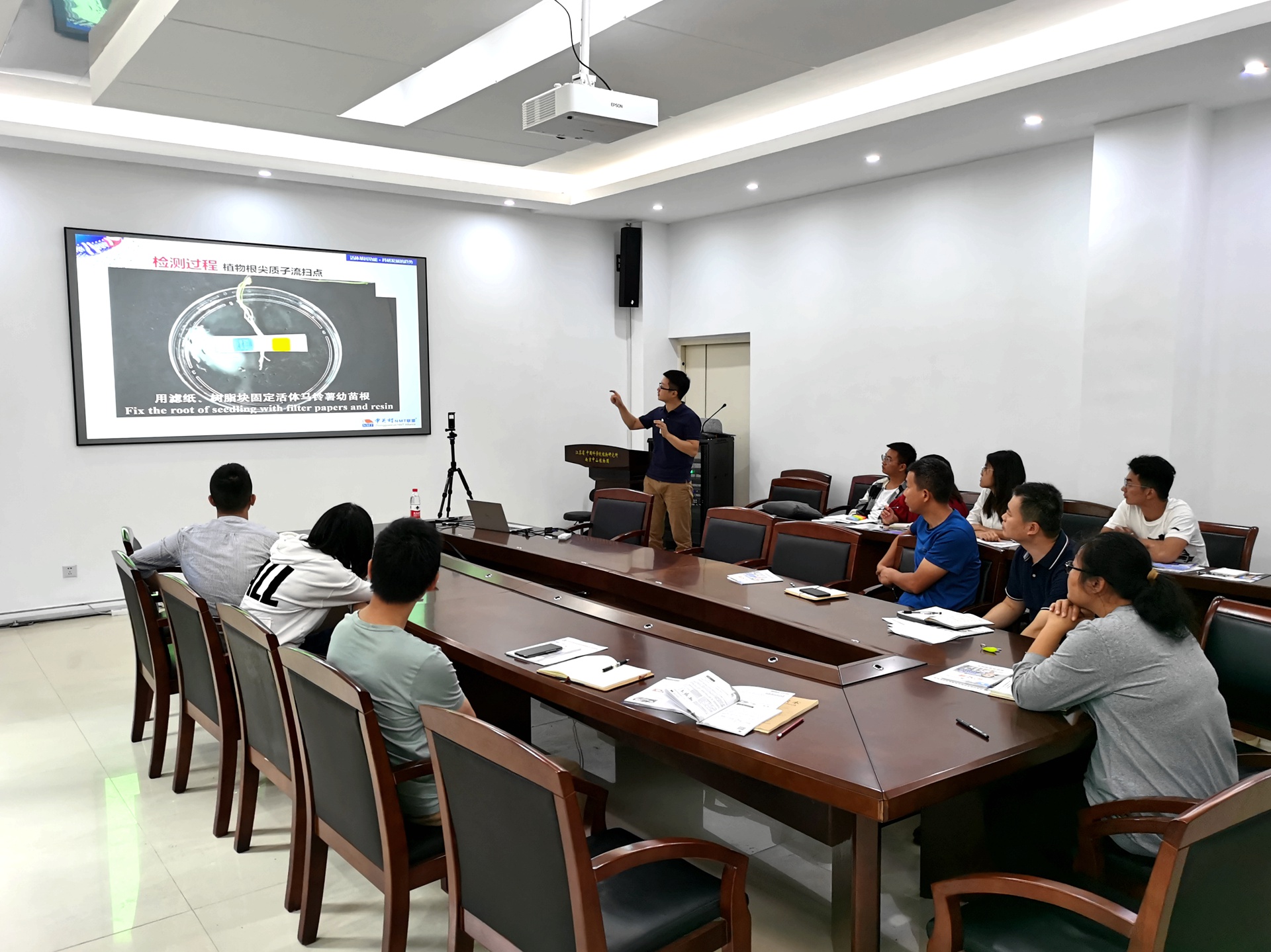 植物生态与环境研究中心举办学术报告会