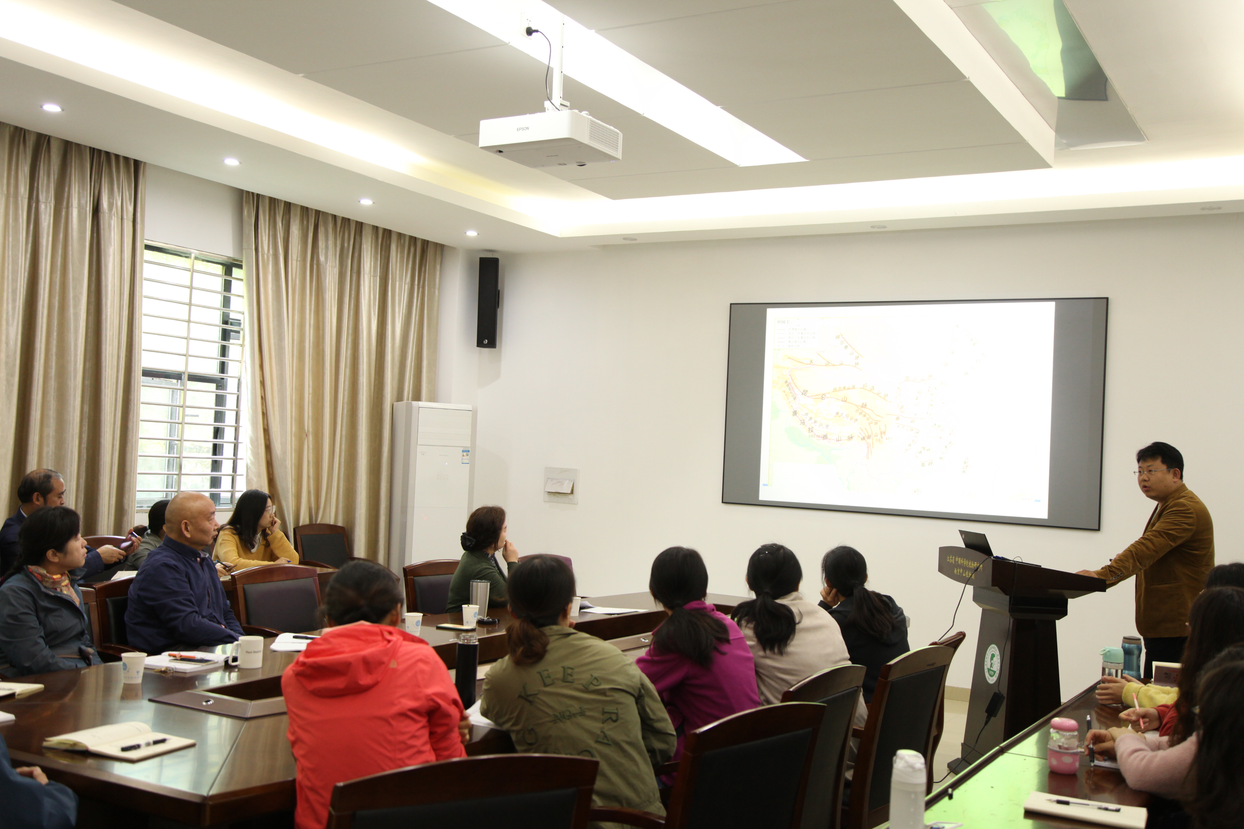 草业研究中心与观赏植物研究中心联合举办学术报告会