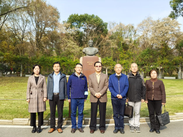 全国畜牧总站贠旭疆副站长一行应邀来所参观指导