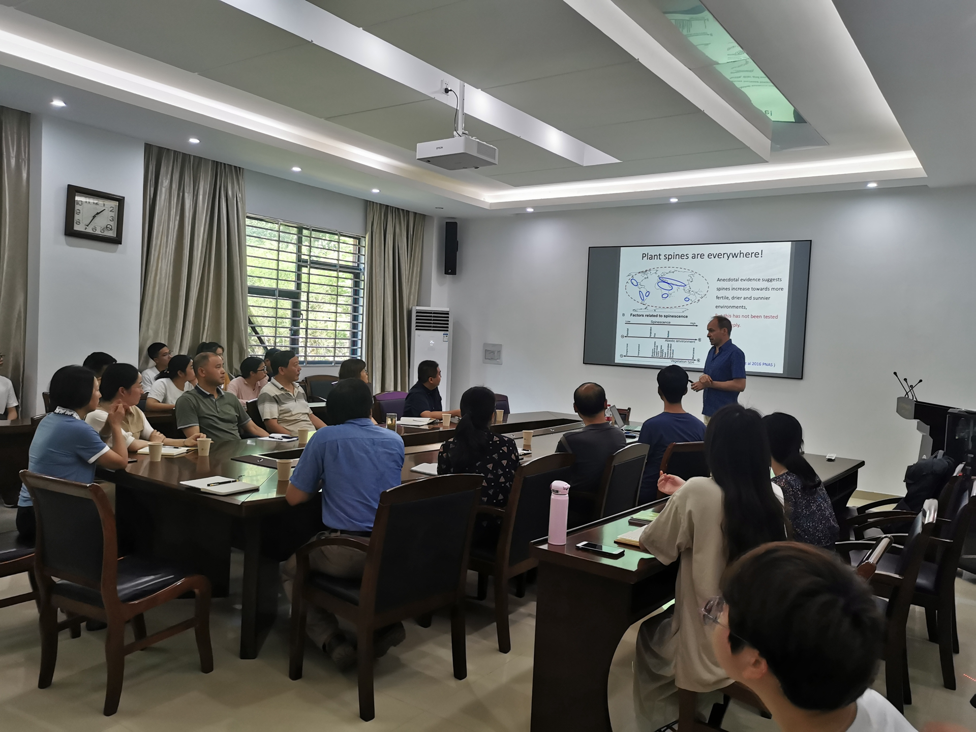 观赏植物研究中心、植物多样性与系统演化中心联合举办学术报告会