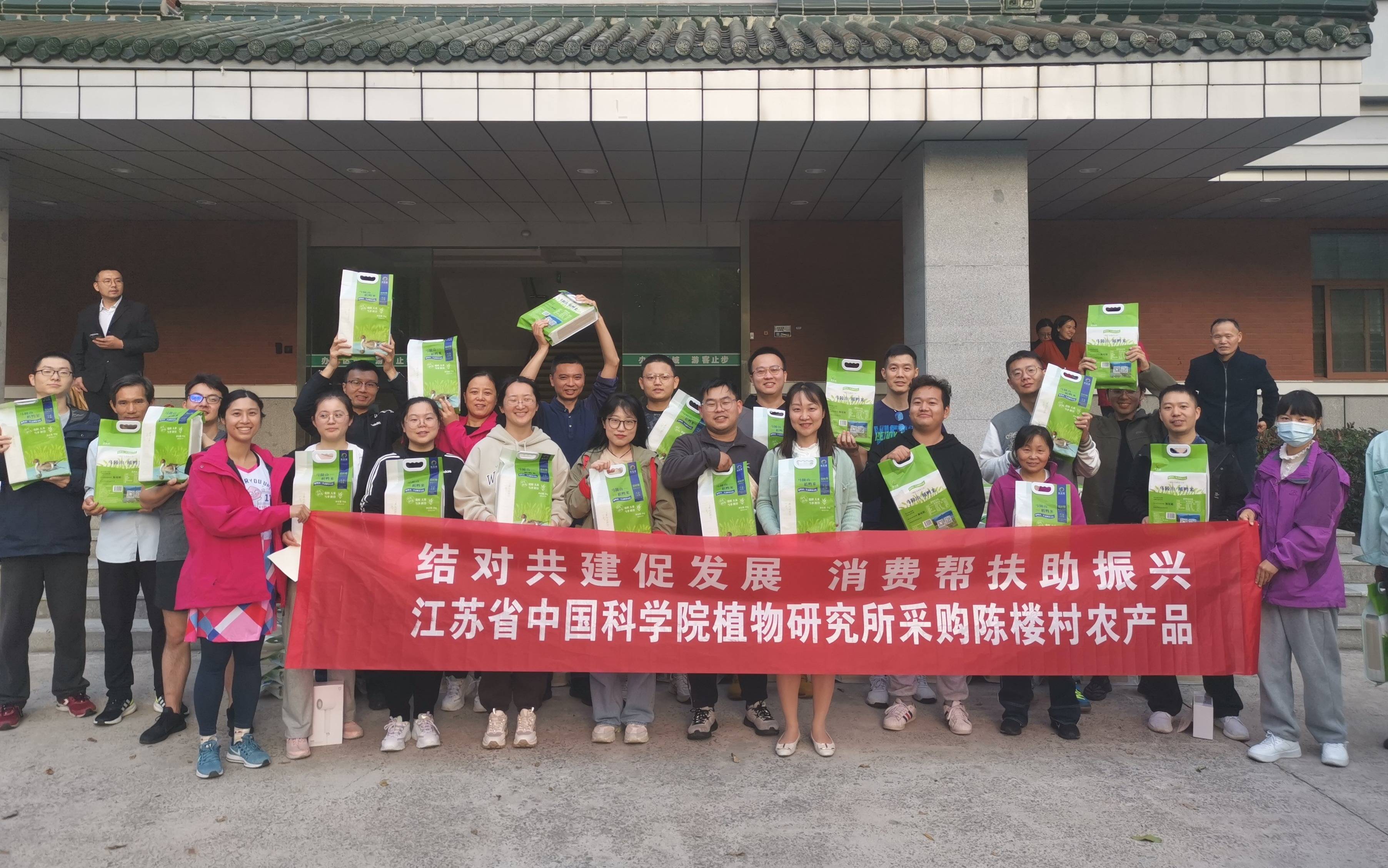 10-颁发参与奖.jpg 10-颁发参与奖.jpg