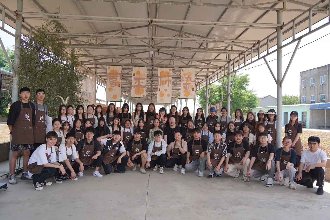 渭南师范学院传统手工艺柿染考察课程实践在中国富平柿染研究中心举行