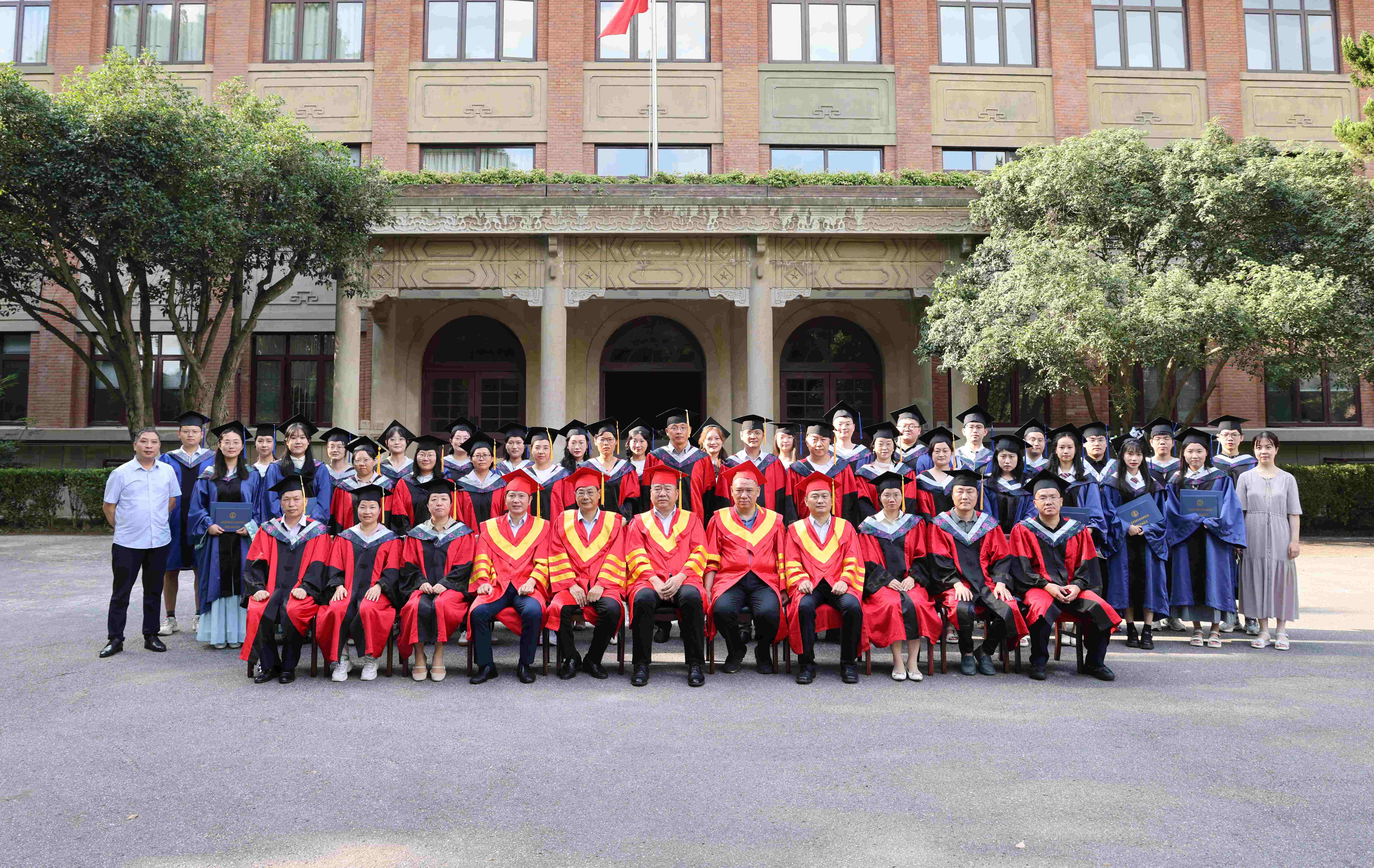 2023届毕业典礼合影.jpg