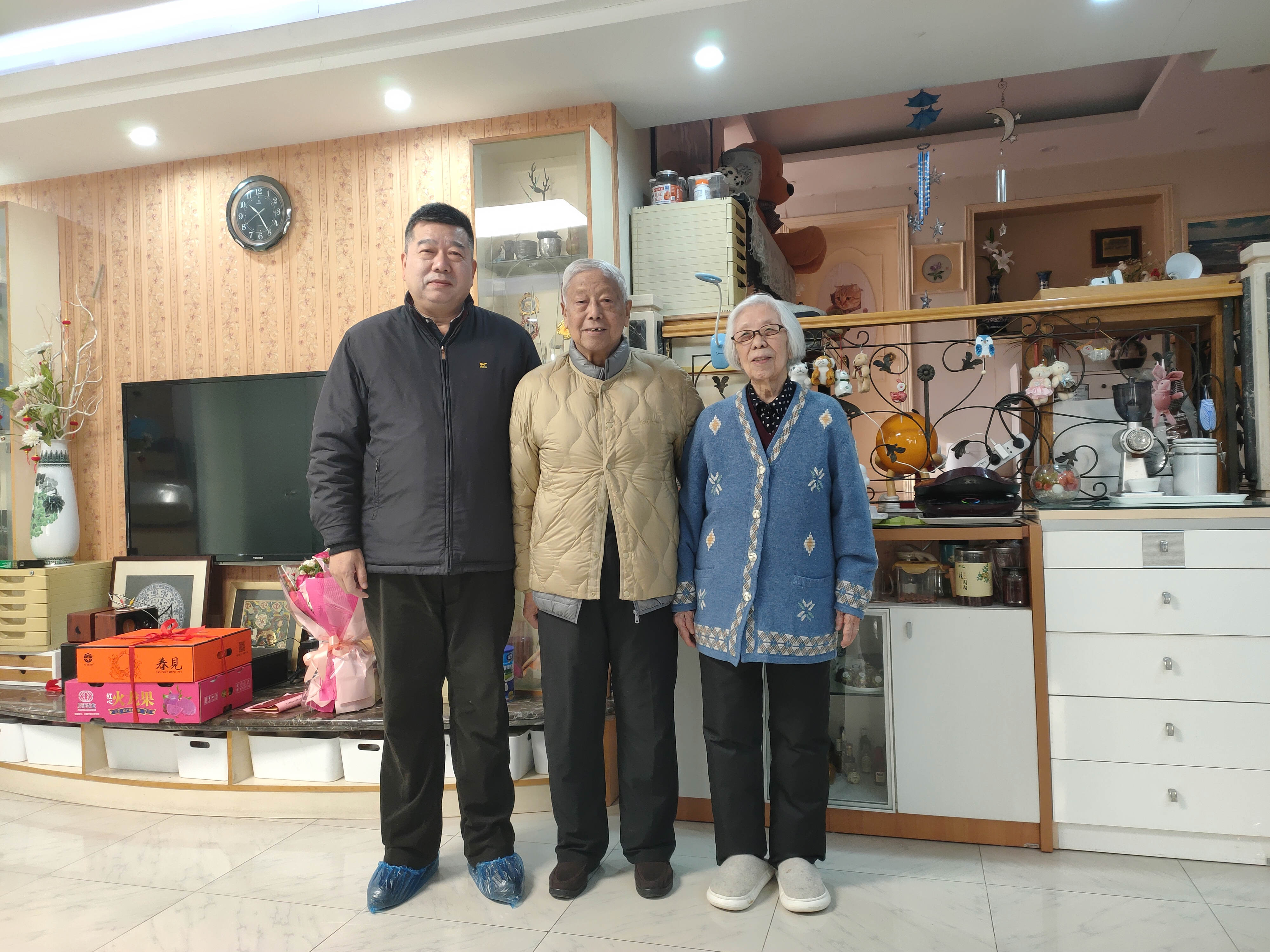 所领导走访慰问离退休老同志