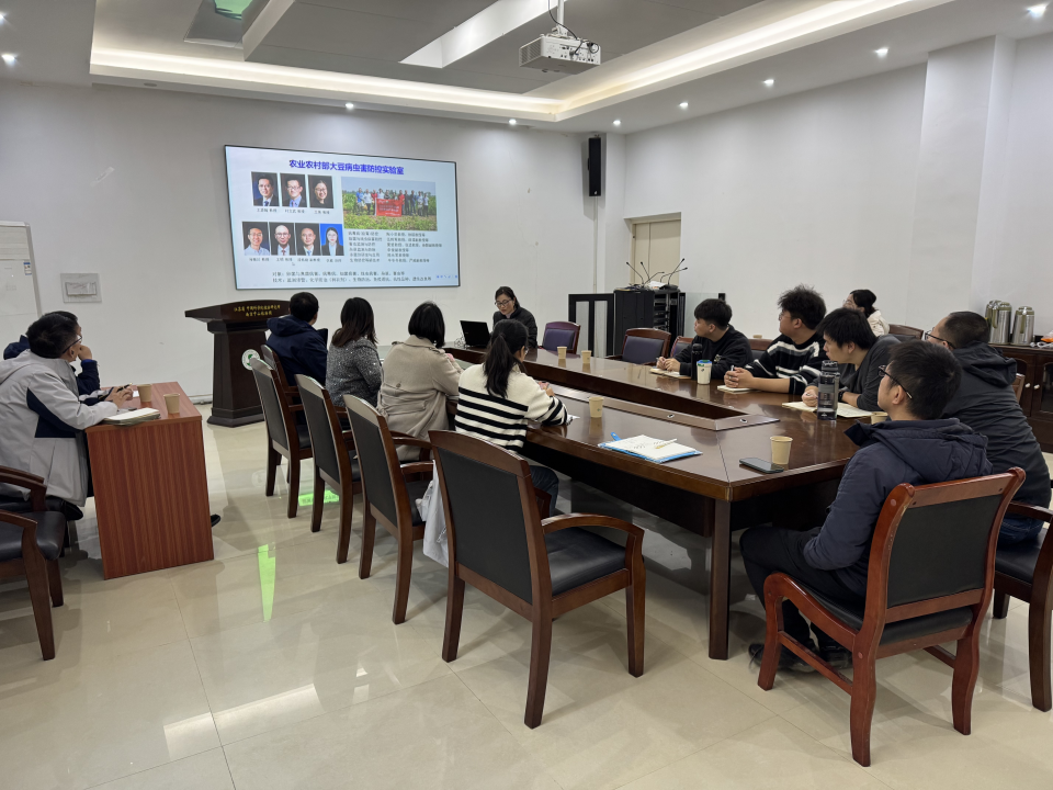 果树中心举办学术报告会