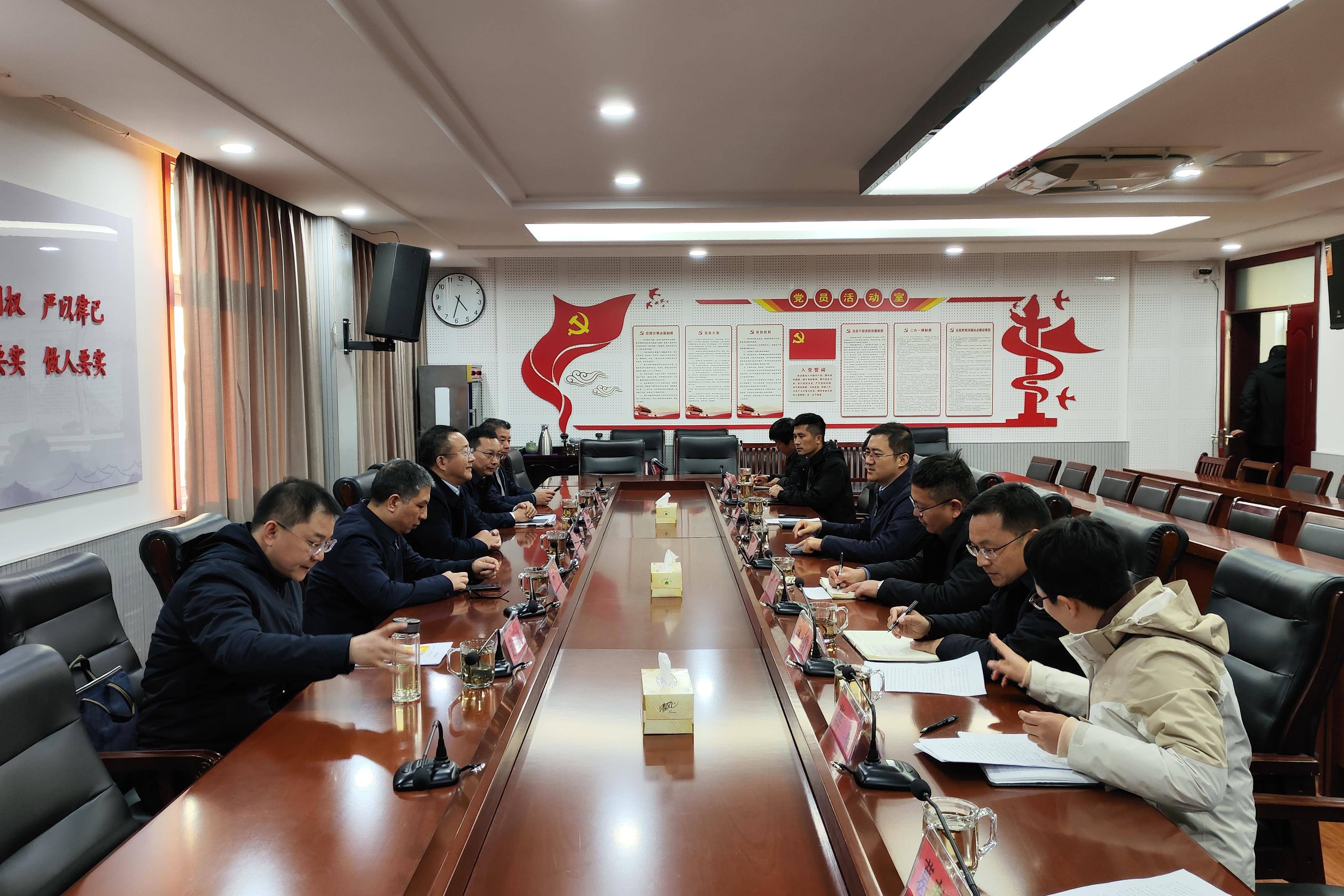 20241128杨书记看望葛春峰 04_副本.jpg