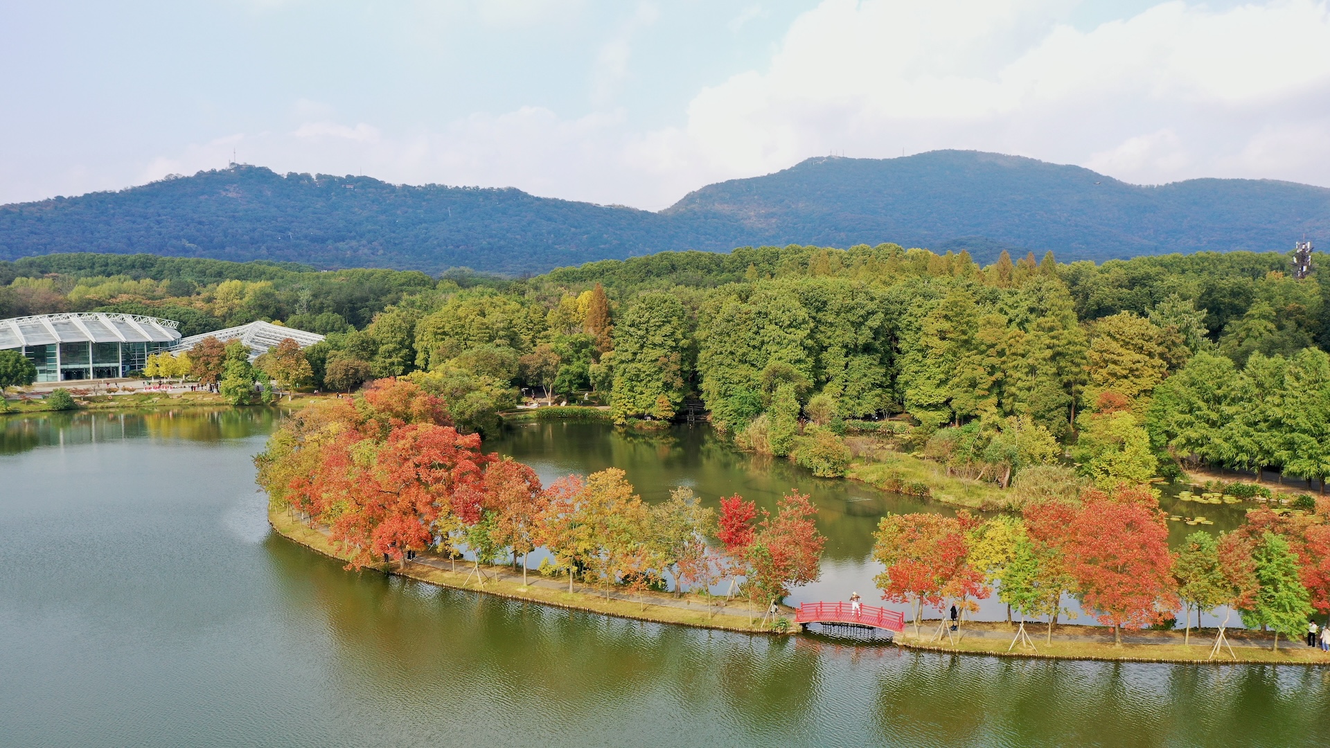 月牙堤，秋色正当时