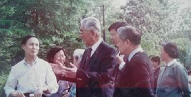 时任国家副主席荣毅仁及夫人