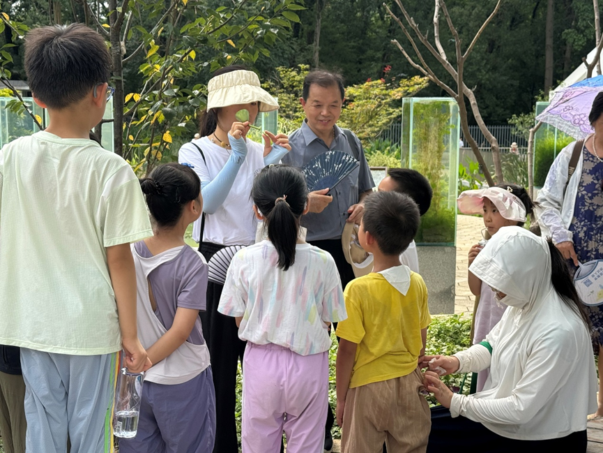 永盈彩票开展暑期科学营之&ldquo;探秘荷花&rdquo;科普活动