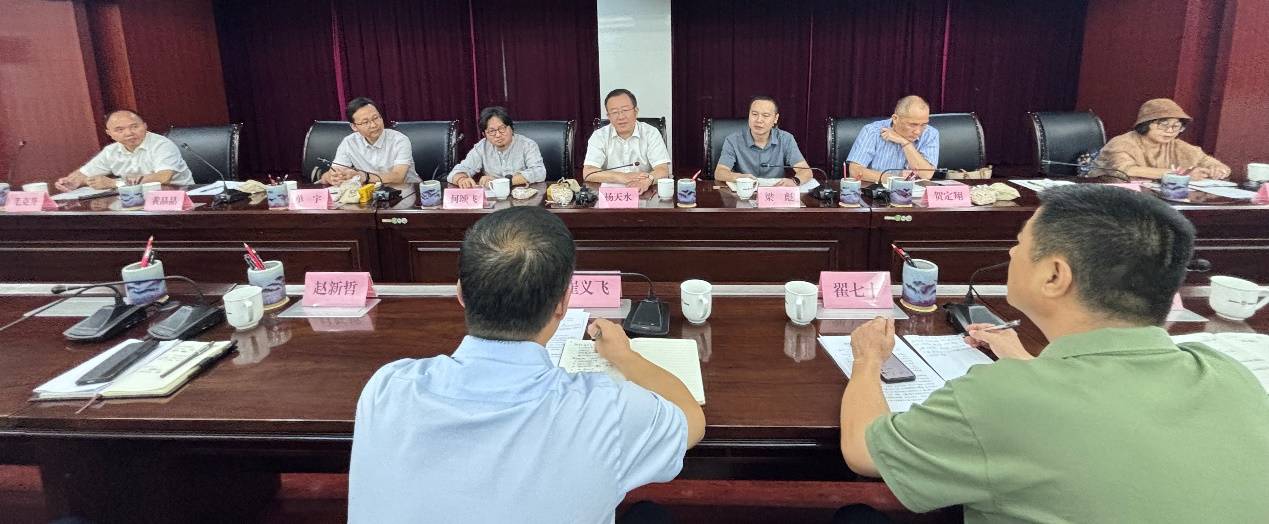 图片包含 人, 室内, 桌子, 小孩AI 生成的内容可能不正确。